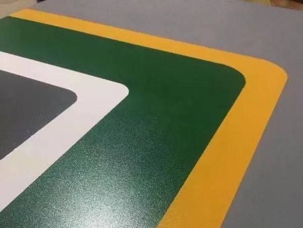 地下停車場無振動(dòng)防滑坡道施工流程分享，地下車庫水性防滑坡道